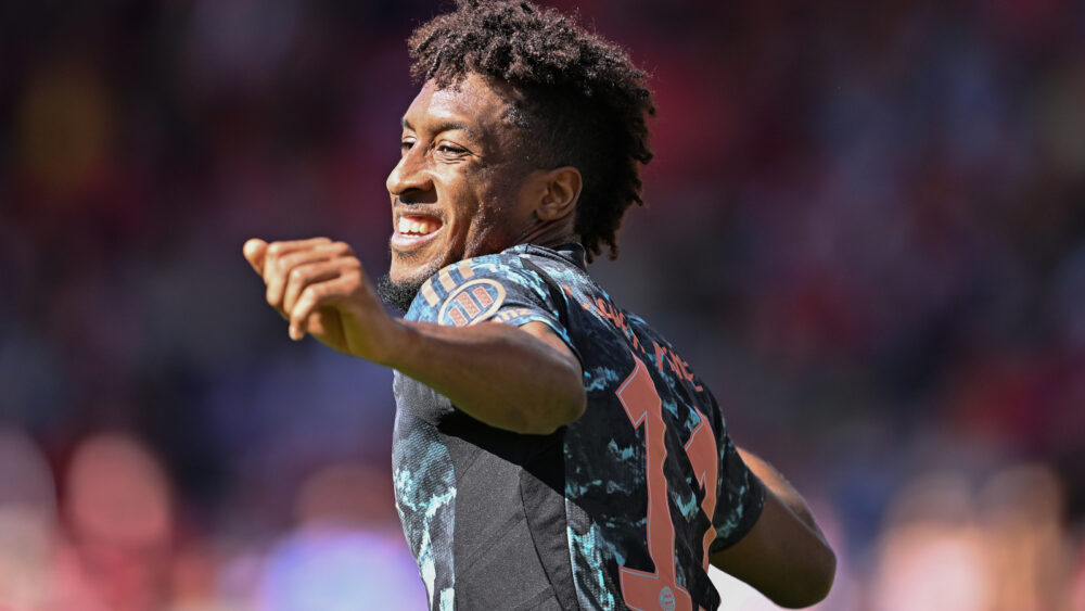 Kingsley Coman jubelt im Trikot des FC Bayern.