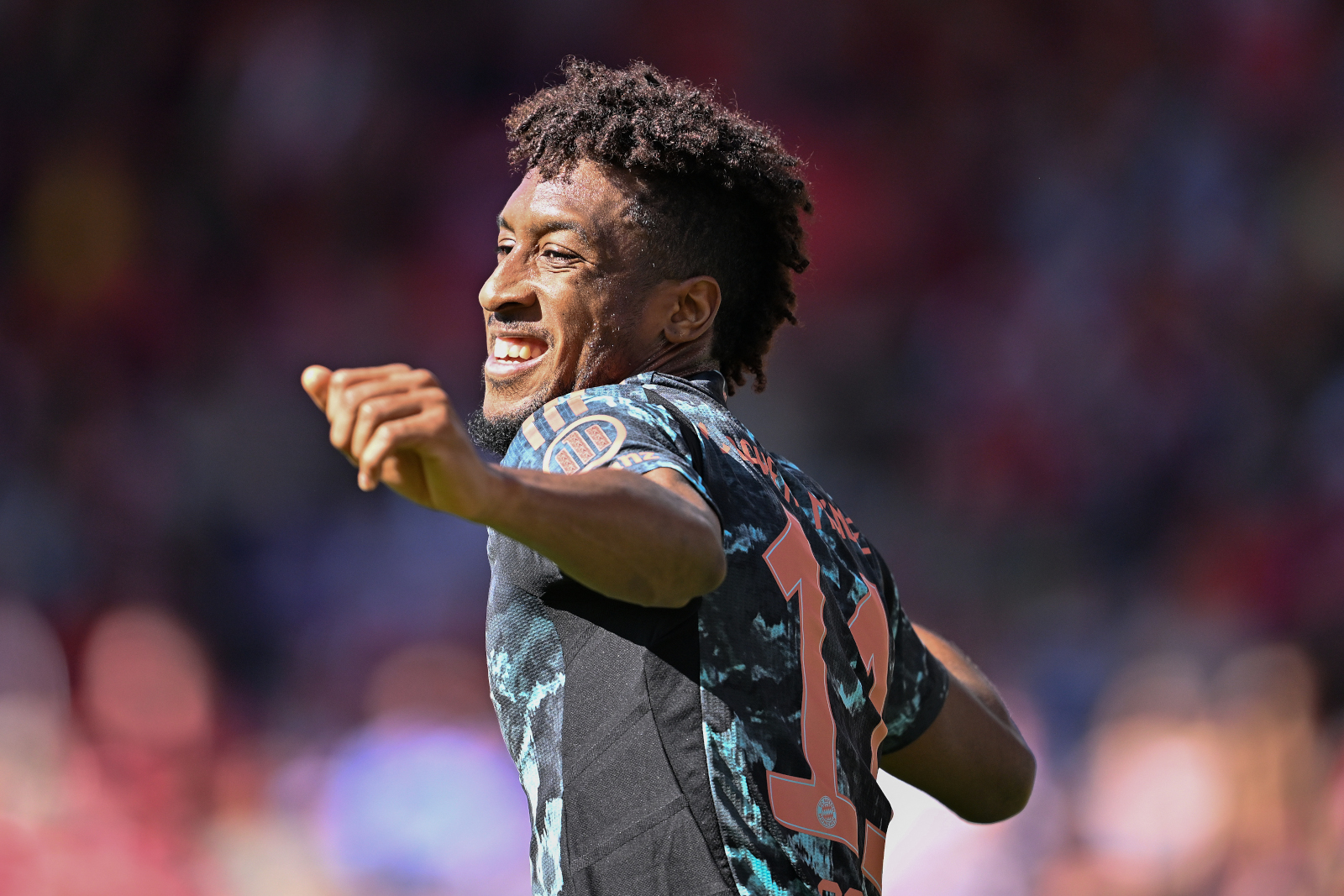 Kingsley Coman jubelt im Trikot des FC Bayern.