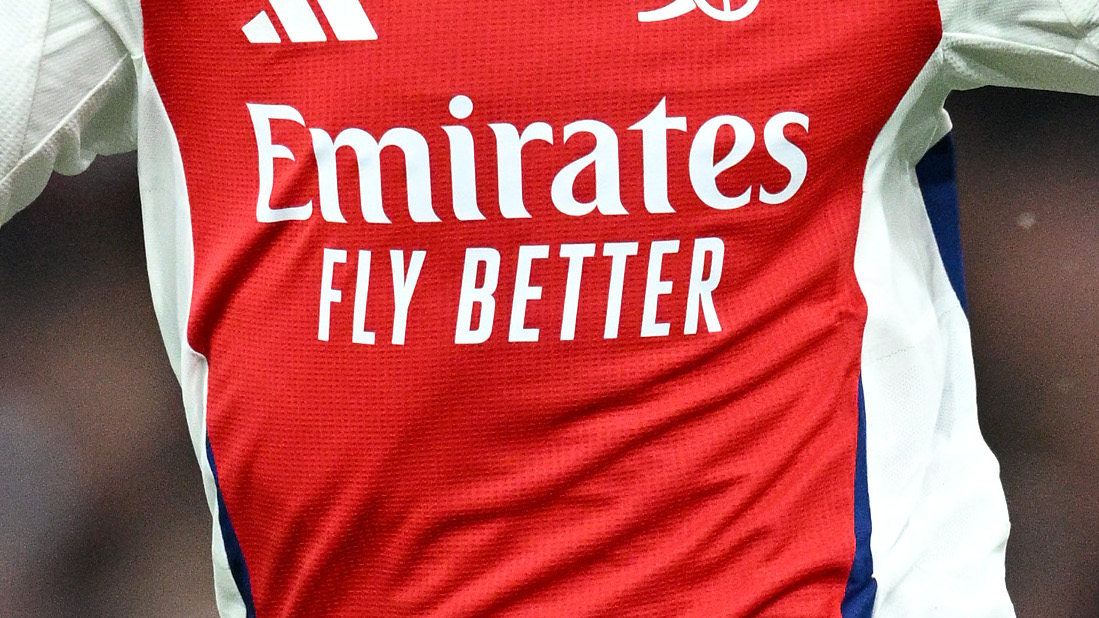 Das Trikot des FC Arsenal, auf dem der neue Platinpartner des FC Bayern zu sehen ist: Emirates.