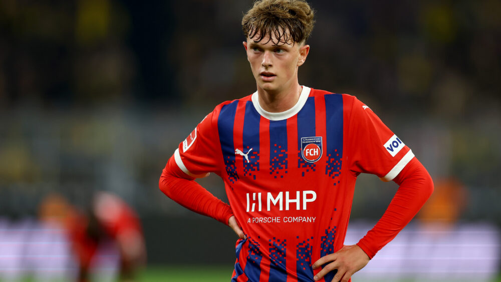 Paul Wanner im Trikot des 1. FC Heidenheim, er stemmt die Arme in die Hüften. Nun ist er vom FC Bayern zur PSV Eindhoven gewechselt.