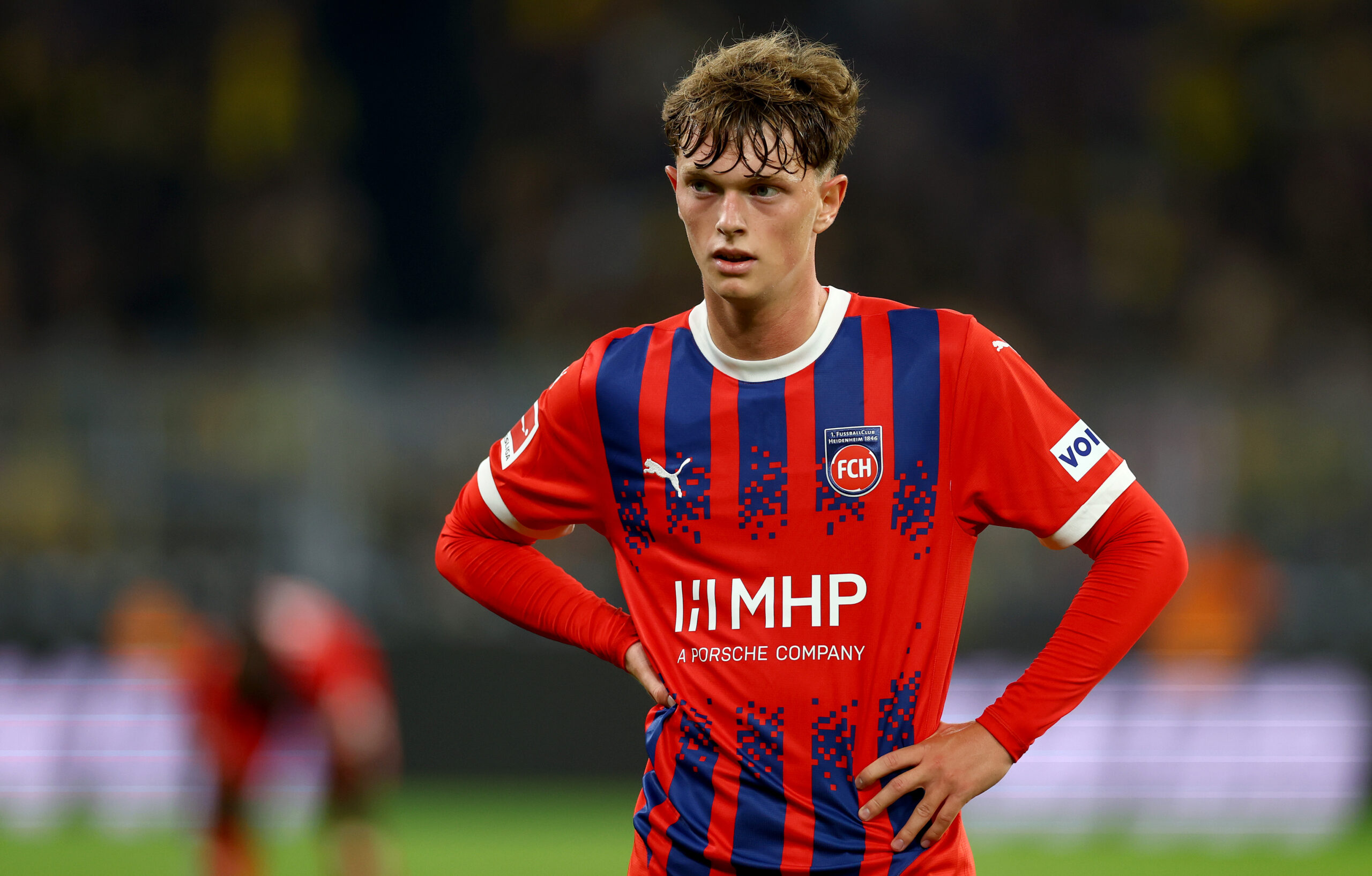 Paul Wanner im Trikot des 1. FC Heidenheim, er stemmt die Arme in die Hüften. Nun ist er vom FC Bayern zur PSV Eindhoven gewechselt.