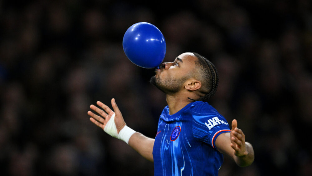 Christopher Nkunku bläst einen blauen Balon auf. Er soll im Fokus des FC Bayern stehen.