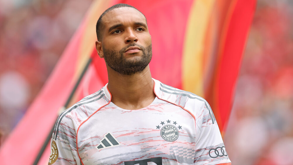 Jonathan Tah im weißen Trikot des FC Bayern München