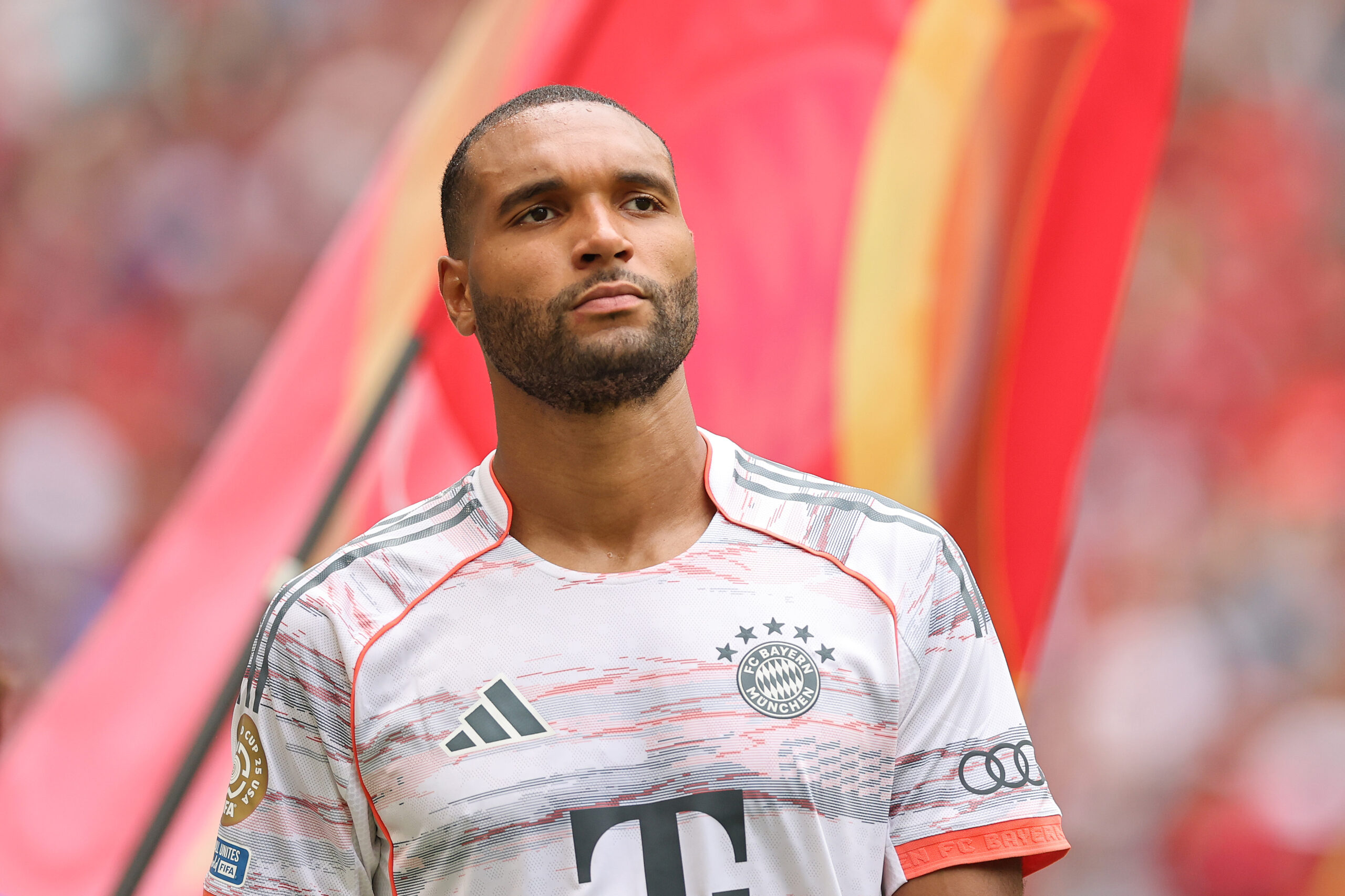 Jonathan Tah im weißen Trikot des FC Bayern München
