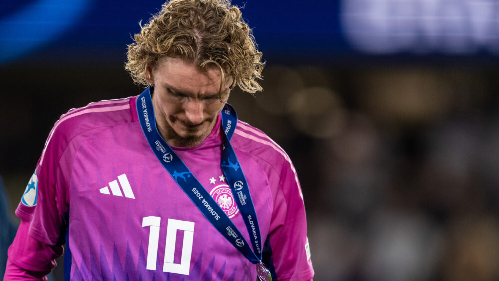 Nick Woltemade im Trikot des DFB-Teams (pink) und der Medaille von der U21-EM um den Hals. Er senkt den Kopf enttäuscht, weil er das Finale verlor. Aktuell wird ein Wechsel zum FC Bayern diskutiert.