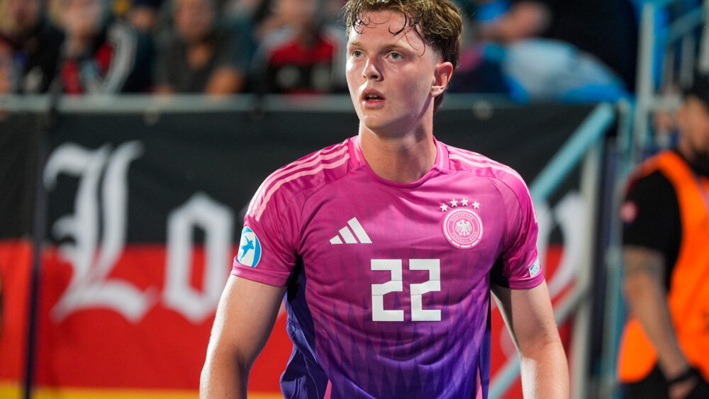 Paul Wanner im pink-lilanen DFB-Trikot. Dem FC Bayern wird er erstmal fehlen.
