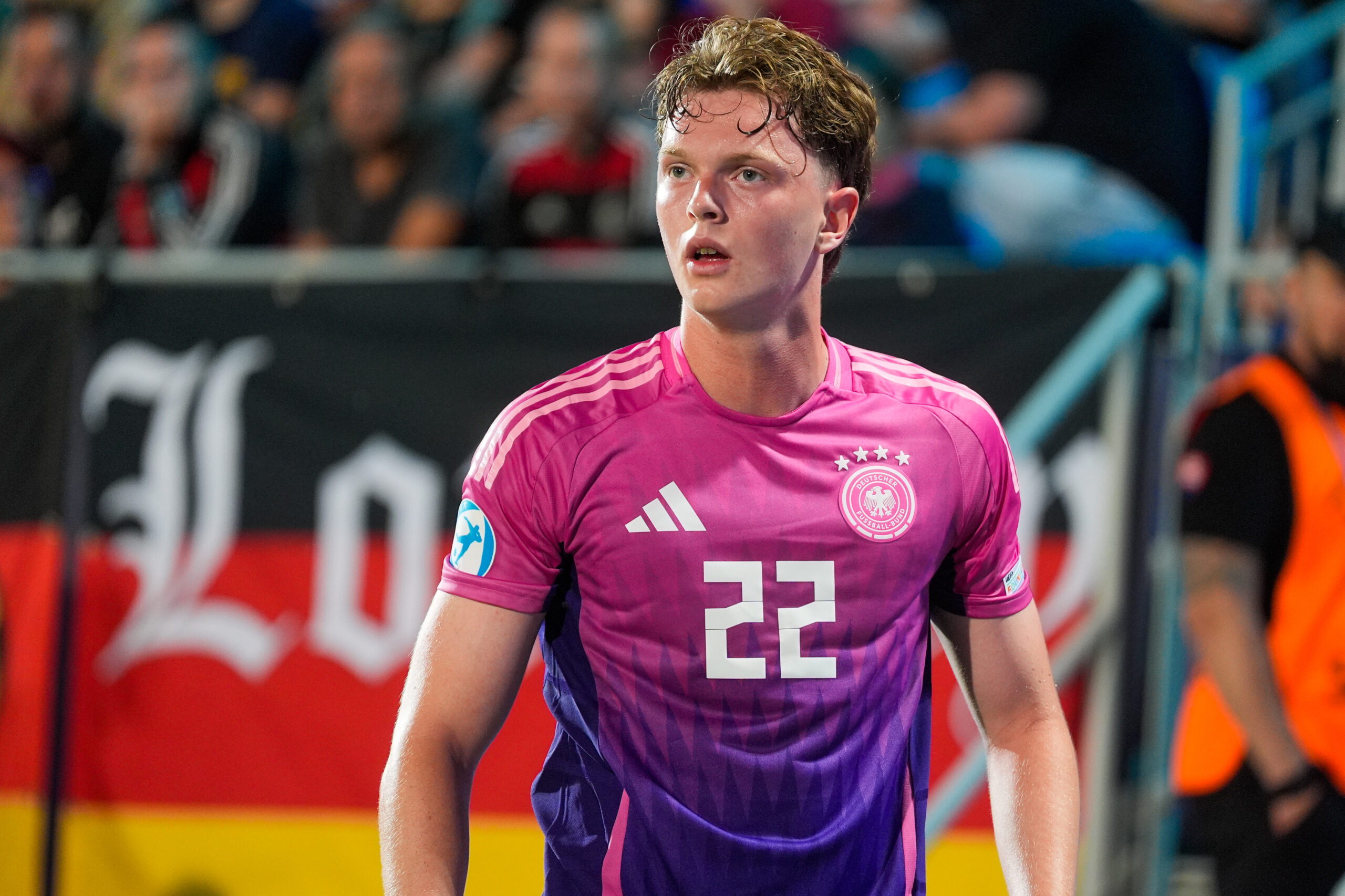 Paul Wanner im pink-lilanen DFB-Trikot. Dem FC Bayern wird er erstmal fehlen.