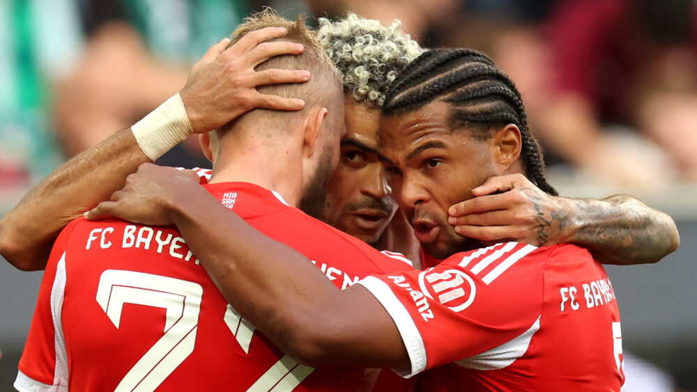 Konrad Laimer, Luis Diaz und Serge Gnabry jubeln im rot-weißen Trikot des FC Bayern