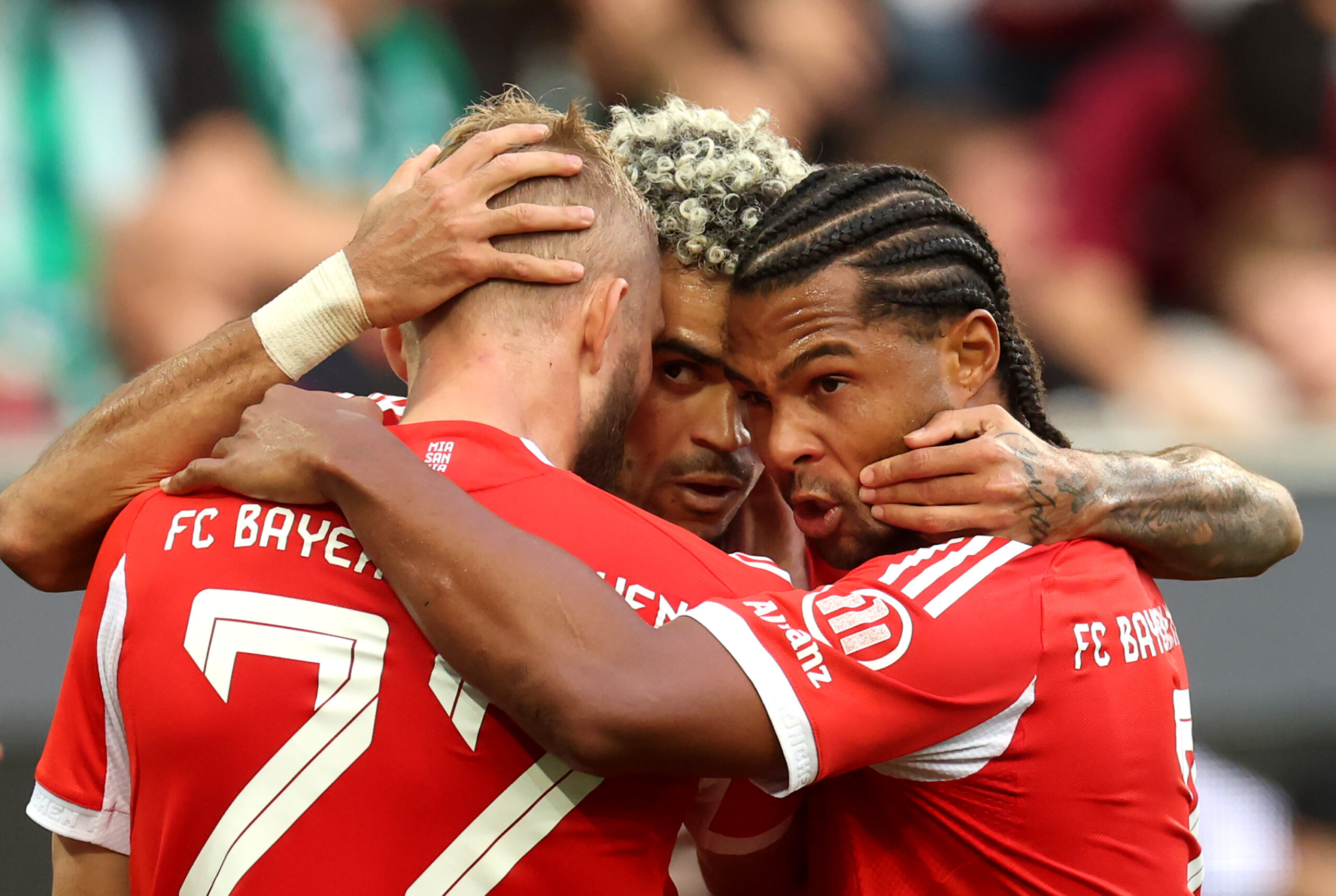 Konrad Laimer, Luis Diaz und Serge Gnabry jubeln im rot-weißen Trikot des FC Bayern