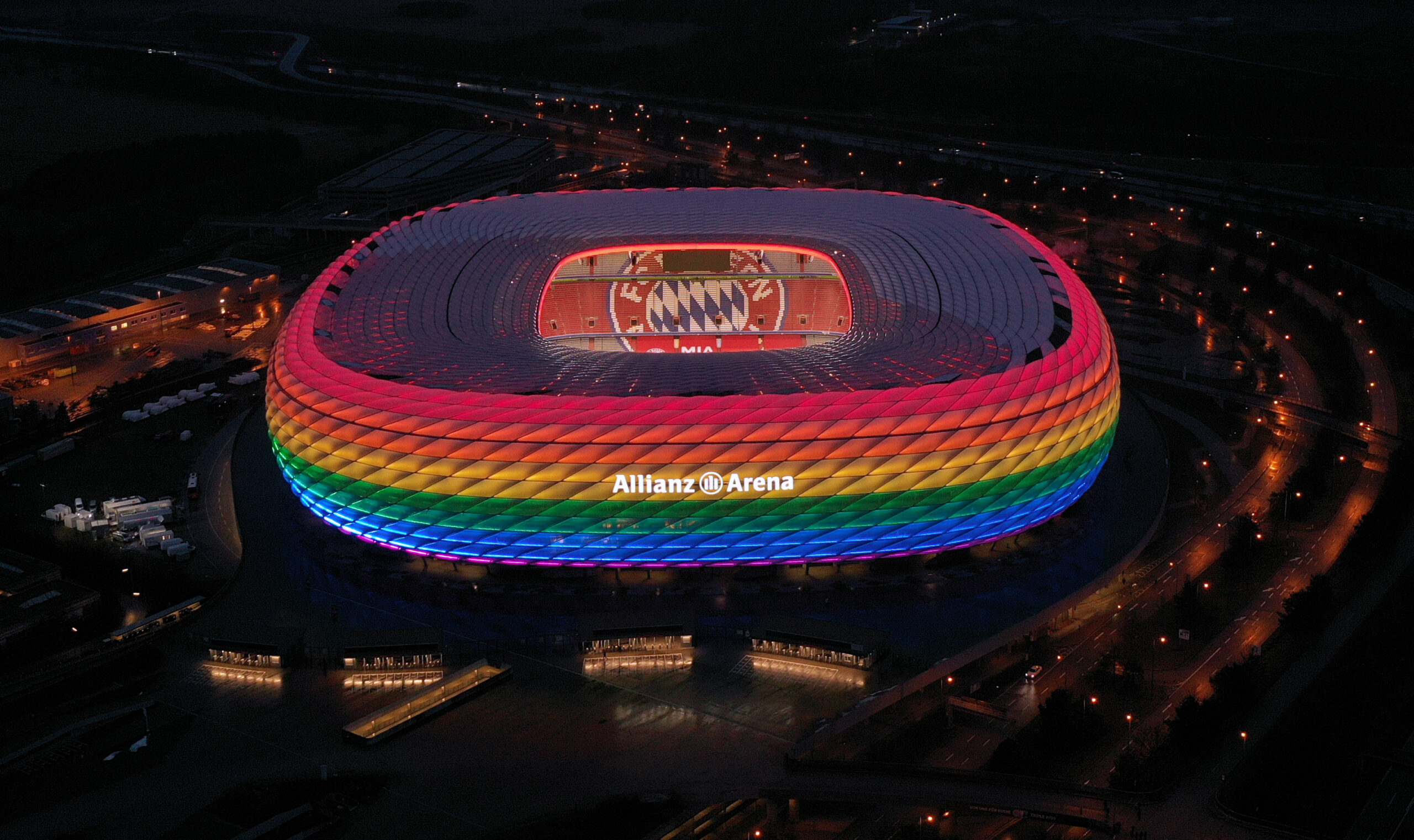 Die Allianz Arena im Dunkeln. Das Stadion des FC Bayern erleuchtet in Regenbogenfarben. Die Frauen werden darin vor Rekordkulisse im September spielen.