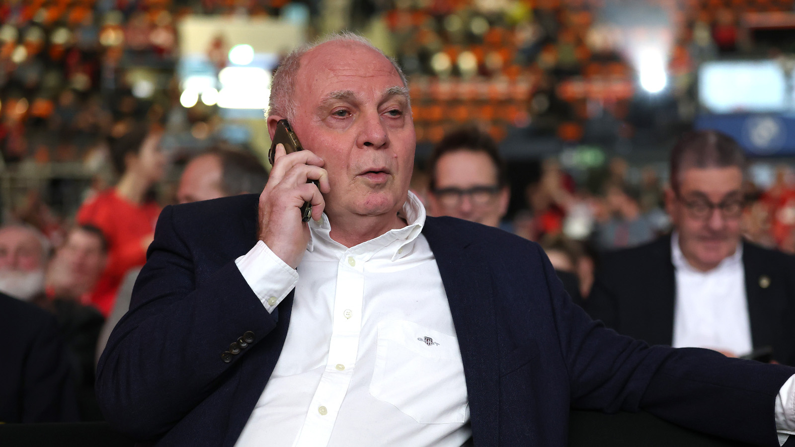 Uli Hoeneß vom FC Bayern München ist am Telefon.