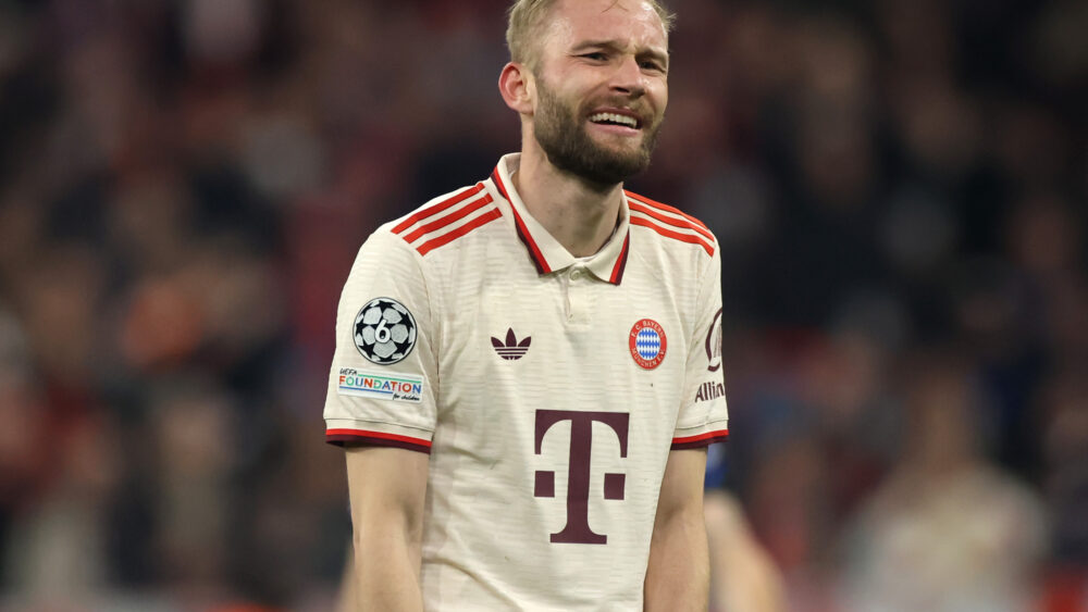 Konrad Laimer im hellen Trikot des FC Bayern und grinsend.