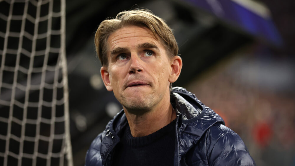 Christoph Freund vom FC Bayern schaut in die Luft und verzieht das Gesicht