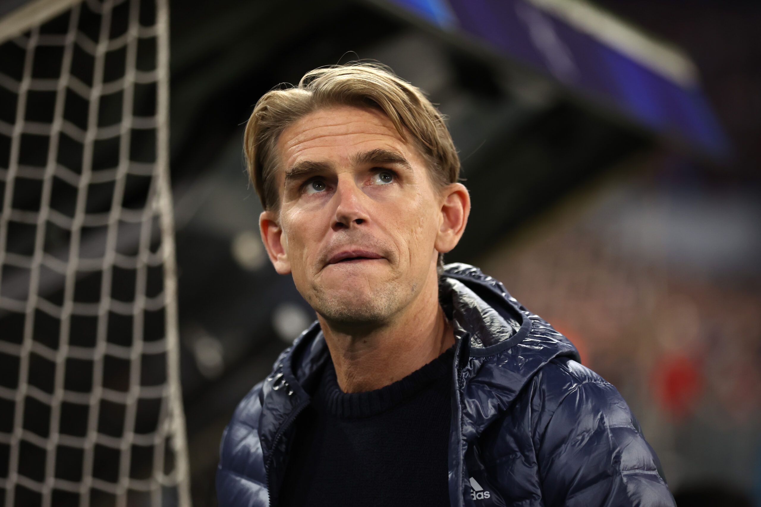 Christoph Freund vom FC Bayern schaut in die Luft und verzieht das Gesicht