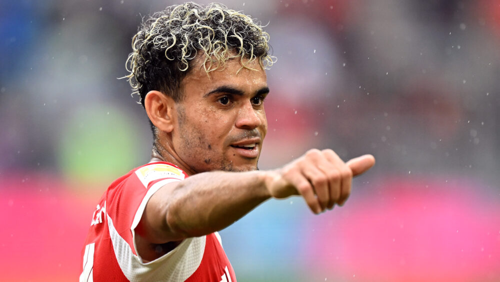 Luis Díaz zeigt den Daumen im Spiel des FC Bayern gegen Olympique Lyon.