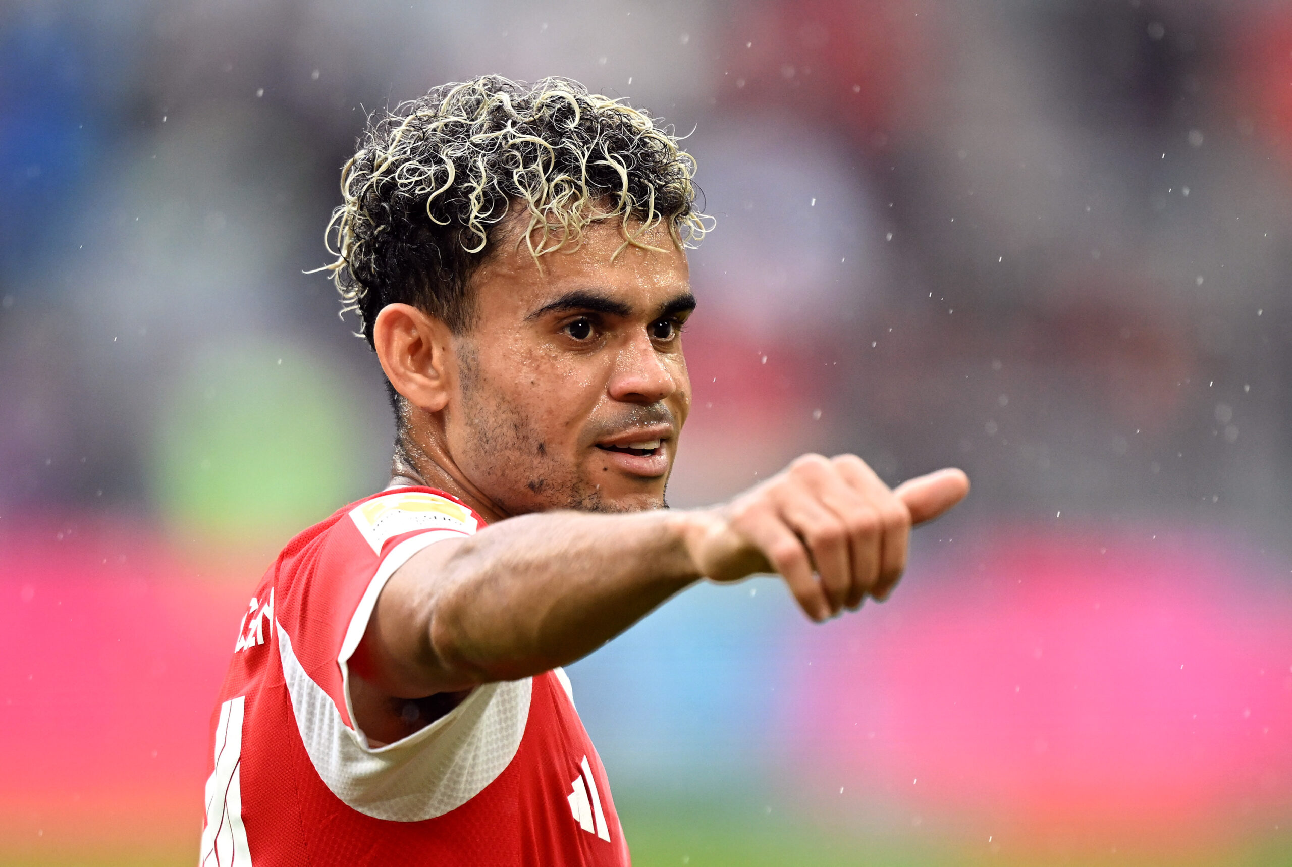 Luis Díaz zeigt den Daumen im Spiel des FC Bayern gegen Olympique Lyon.