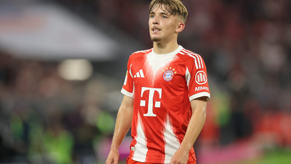 Lennart Karl im rot-weißen Heimtrikot des FC Bayern München.