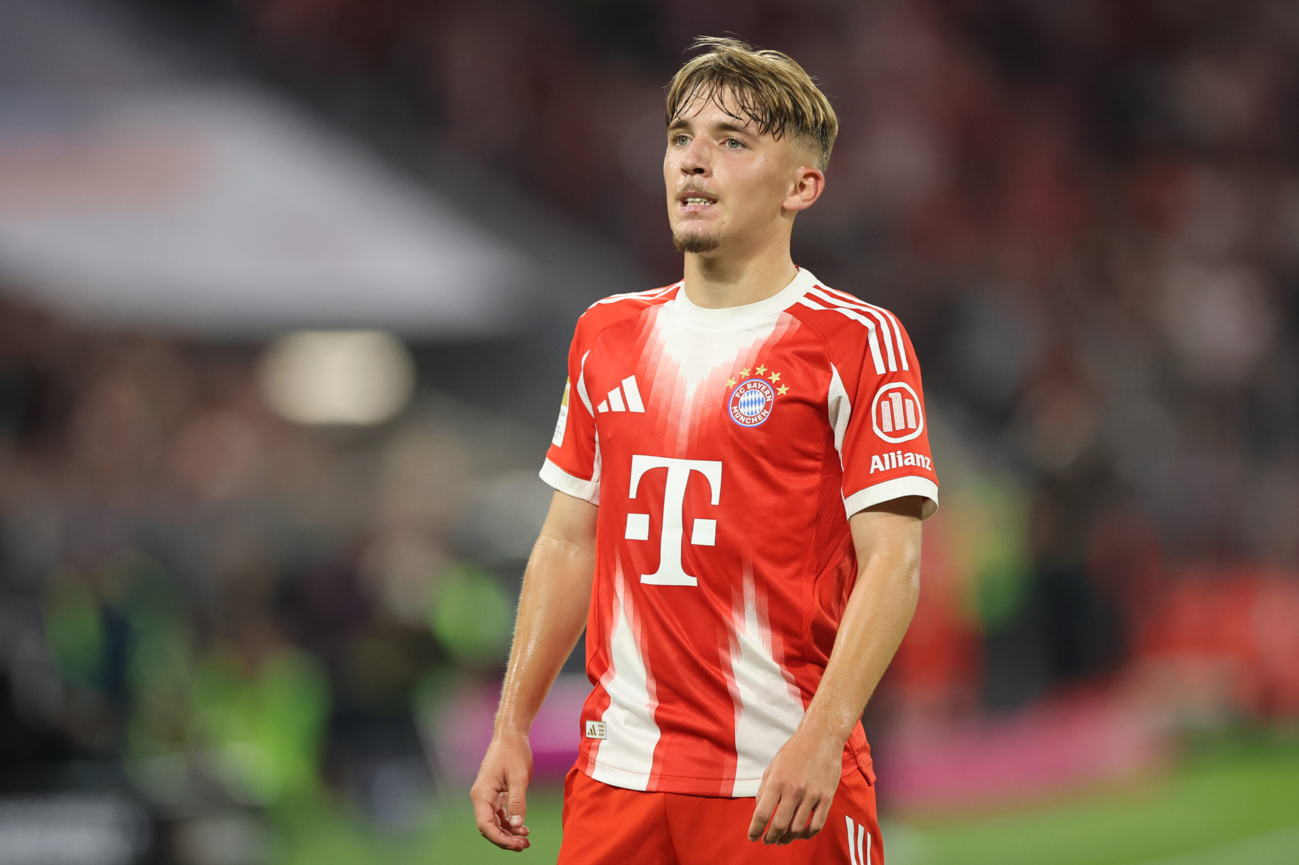 Lennart Karl im rot-weißen Heimtrikot des FC Bayern München.