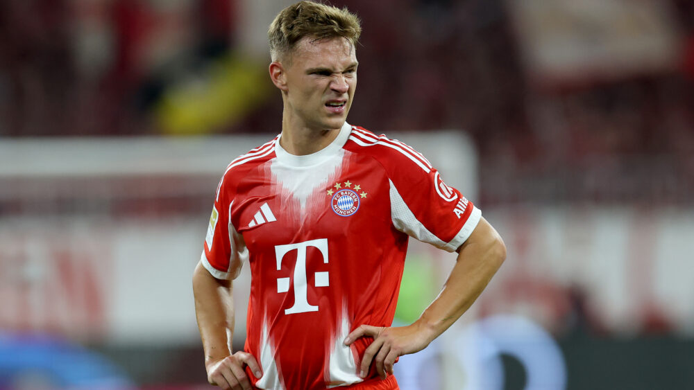 Joshua Kimmich guckt angestrengt im Trikot des FC Bayern (rot-weiß).