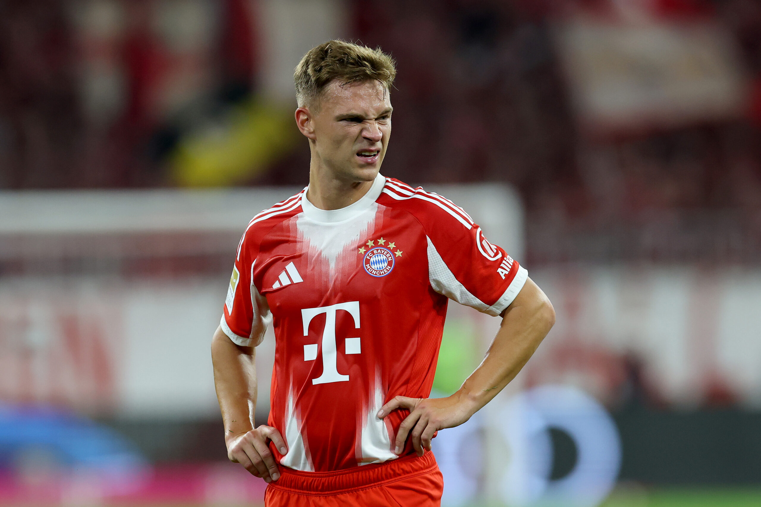 Joshua Kimmich guckt angestrengt im Trikot des FC Bayern (rot-weiß).