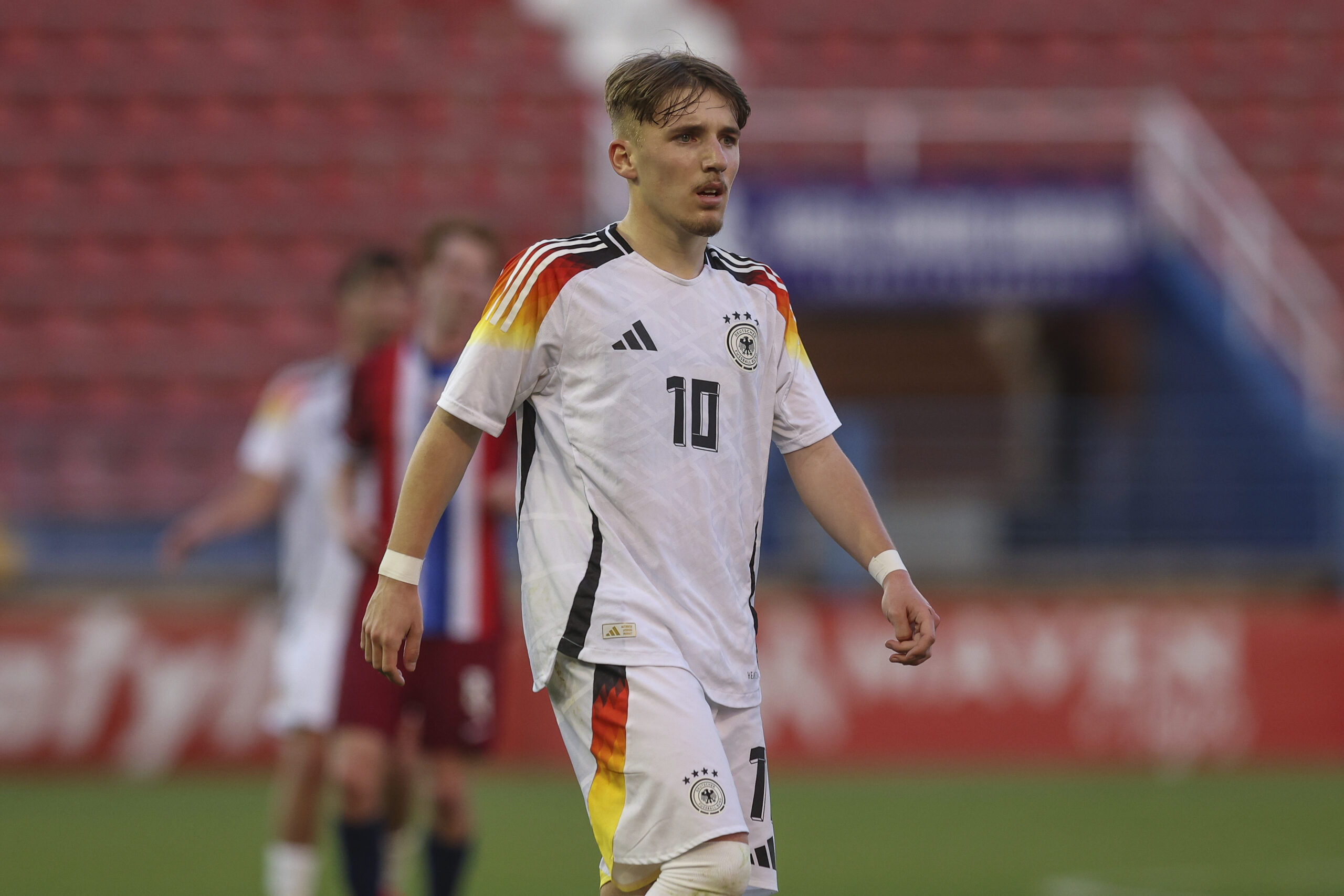 Lennart Karl: Wie groß stehen seine Chancen beim FC Bayern?