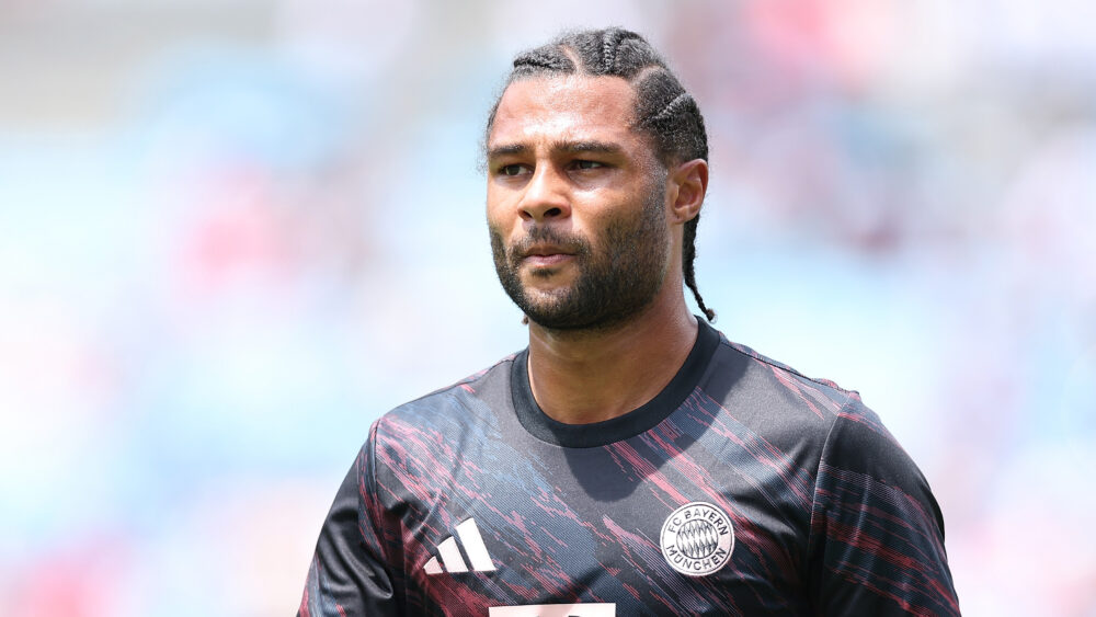 Serge Gnabry im Aufwärmtrikot des FC Bayern München.