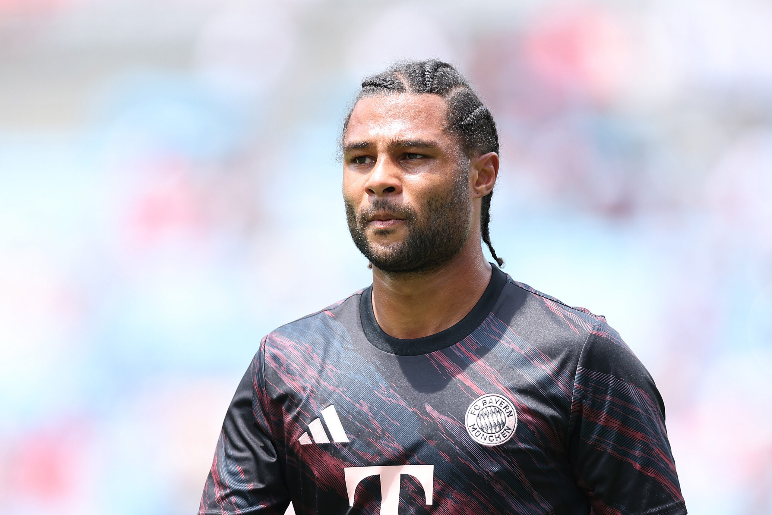 Serge Gnabry im Aufwärmtrikot des FC Bayern München.