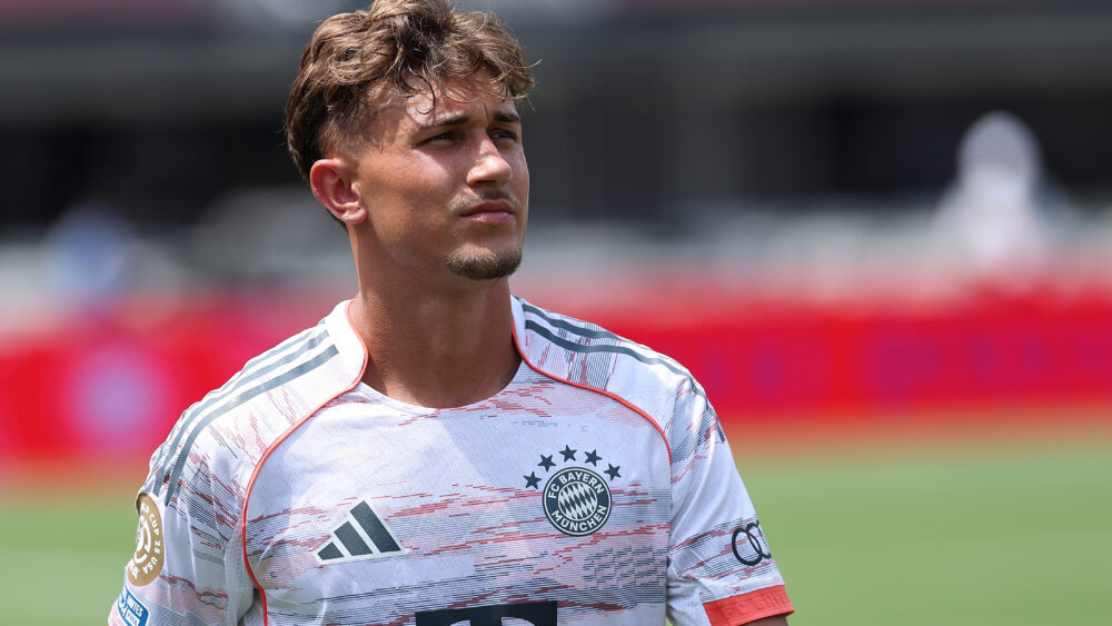 Tom Bischof im weißen Trikot des FC Bayern.