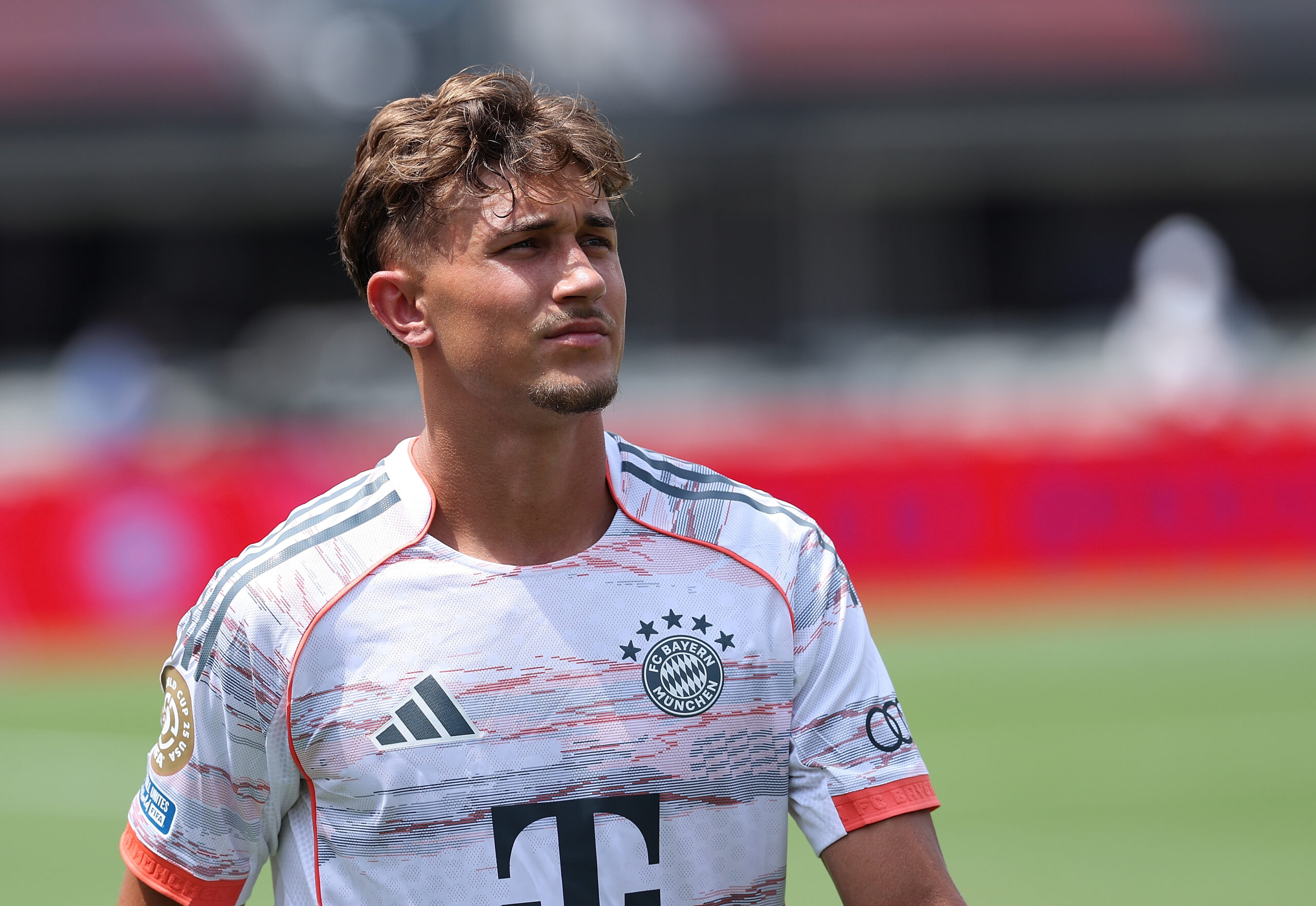 Tom Bischof im weißen Trikot des FC Bayern.