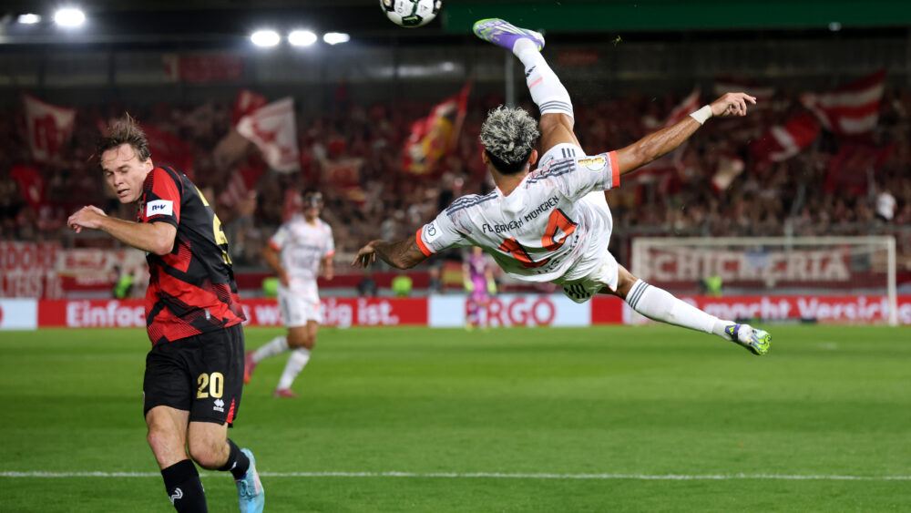 Luis Díaz mit dem Fallrückzieher im weißen Trikot des FC Bayern gegen Wiesbaden im DFB-Pokal.