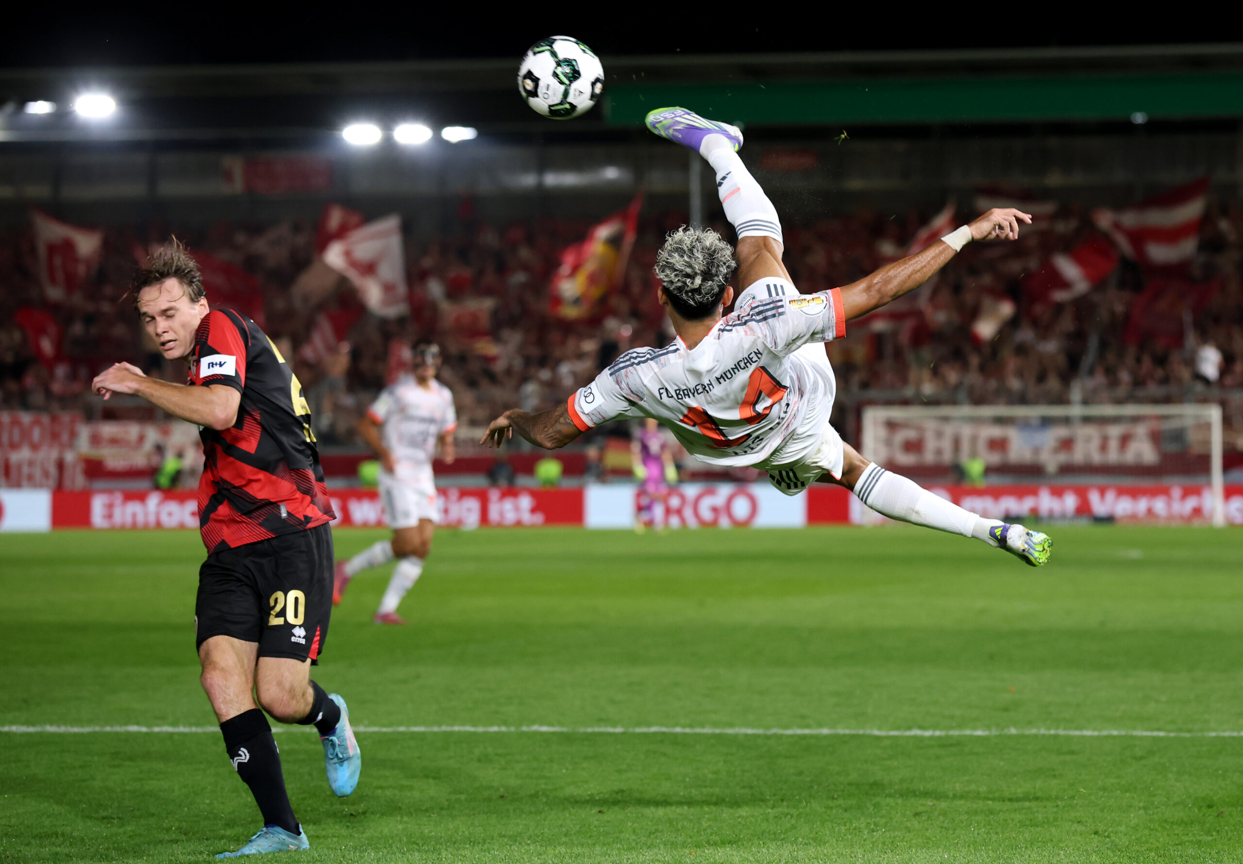 Luis Díaz mit dem Fallrückzieher im weißen Trikot des FC Bayern gegen Wiesbaden im DFB-Pokal.