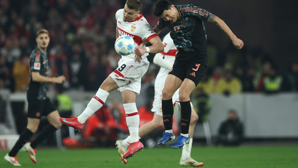 Demirovic vom VfB Stuttgart im Kopfballduell mit MInjae Kim vom FC Bayern.