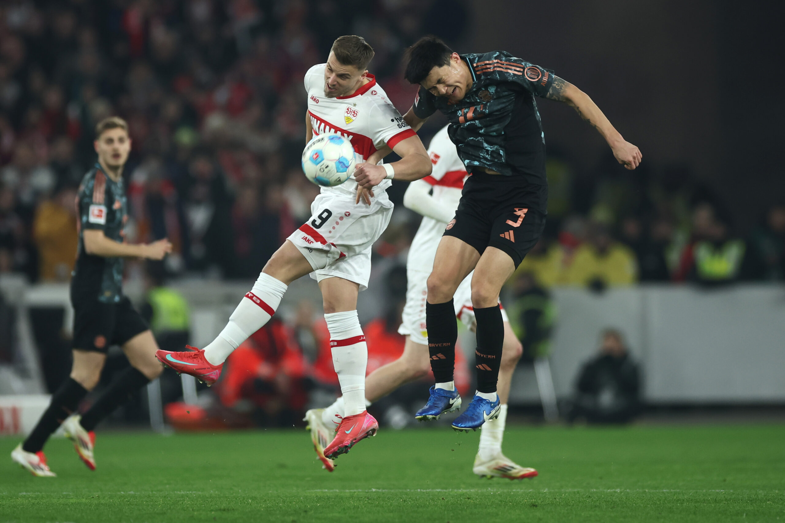 Demirovic vom VfB Stuttgart im Kopfballduell mit MInjae Kim vom FC Bayern.