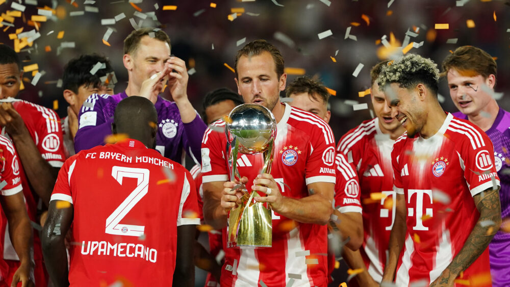 Harry Kane und seine Mitspieler vom FC Bayern München feiern den Gewinn des Supercups im Konfetti-Regen.