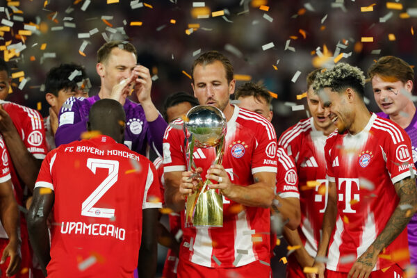 Harry Kane und seine Mitspieler vom FC Bayern München feiern den Gewinn des Supercups im Konfetti-Regen.