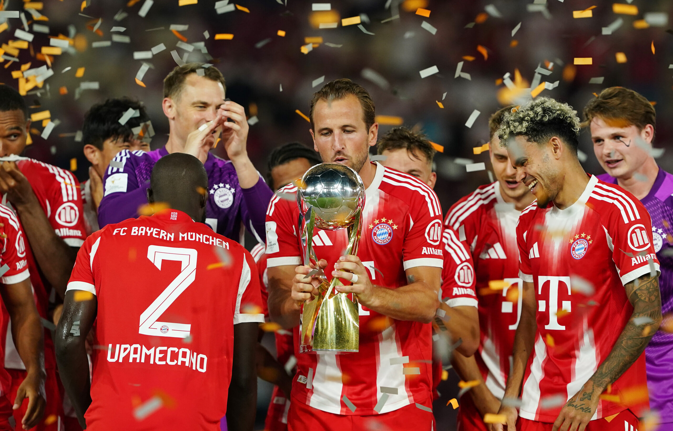 Harry Kane und seine Mitspieler vom FC Bayern München feiern den Gewinn des Supercups im Konfetti-Regen.