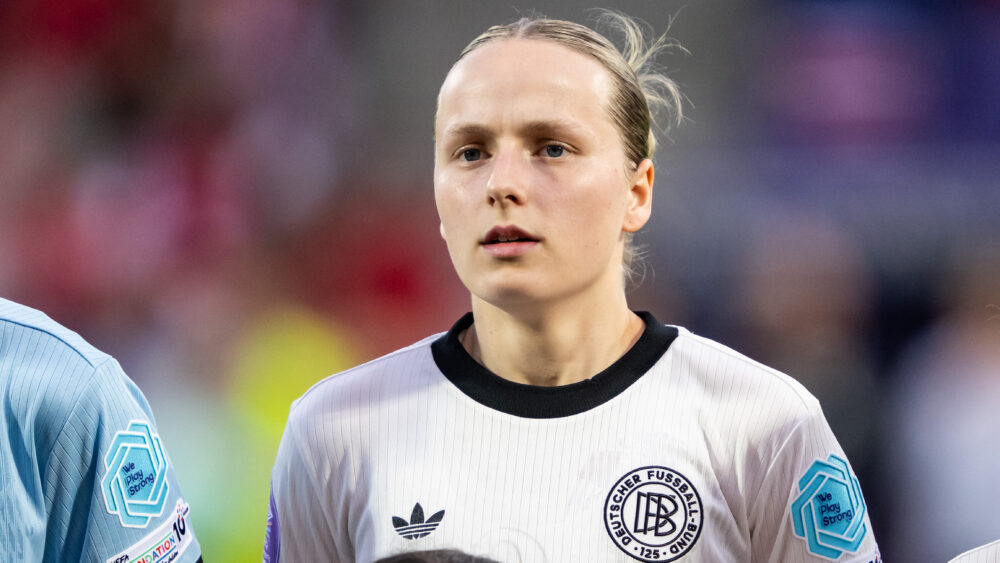 Franziska Kett (FC Bayern Frauen) in der Portraitaufnahme im Trikot des DFB-Teams.