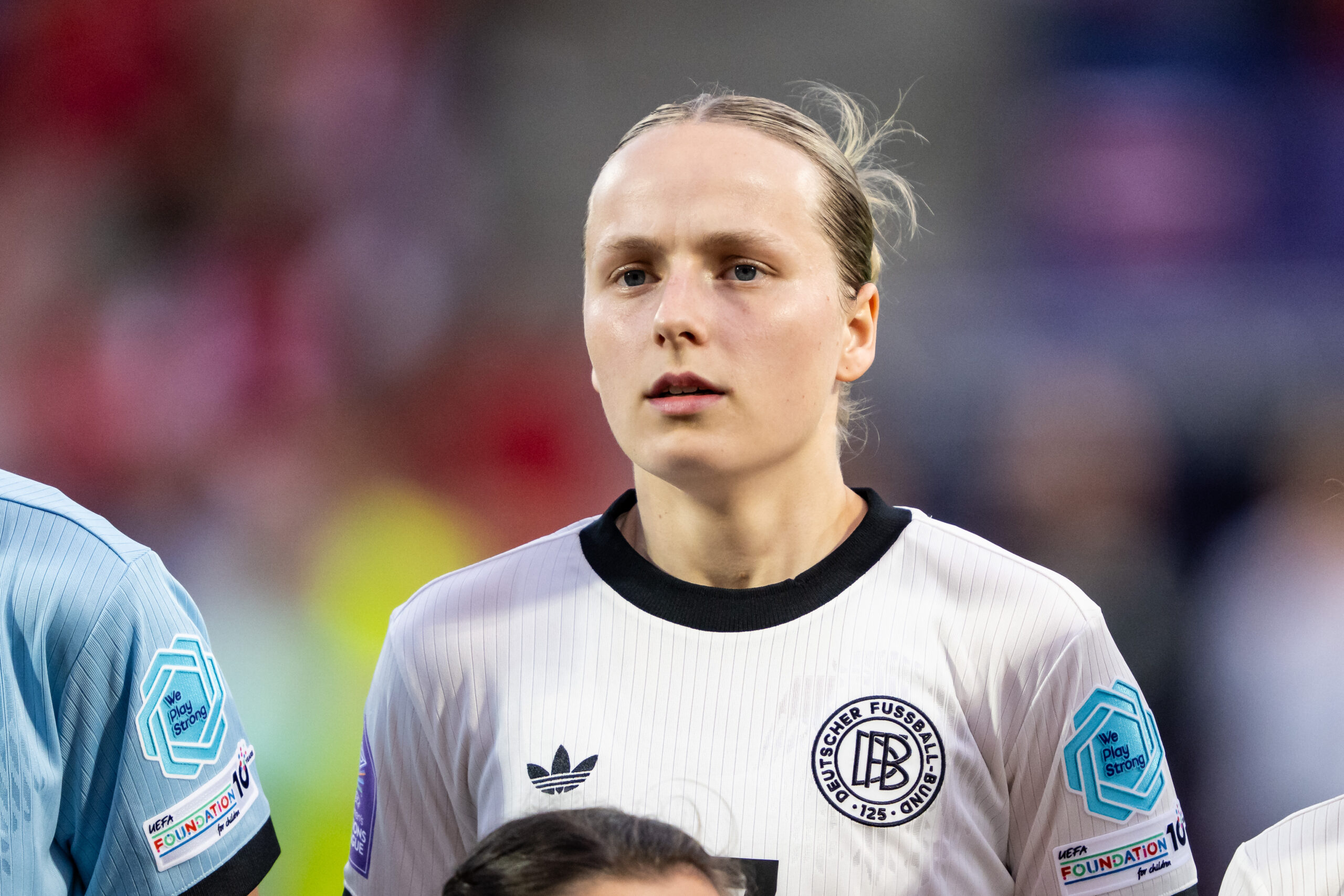 Franziska Kett (FC Bayern Frauen) in der Portraitaufnahme im Trikot des DFB-Teams.