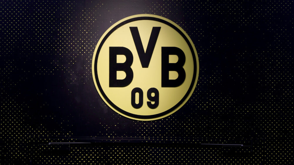 Das Logo von Borussia Dortmund auf schwarzem Hintergrund. Am Montag treffen die Frauen des BVB auf den FC Bayern im DFB-Pokal.