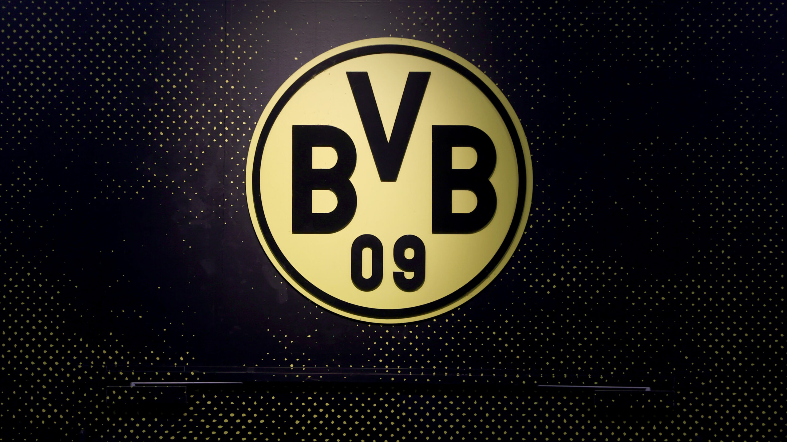 Das Logo von Borussia Dortmund auf schwarzem Hintergrund. Am Montag treffen die Frauen des BVB auf den FC Bayern im DFB-Pokal.