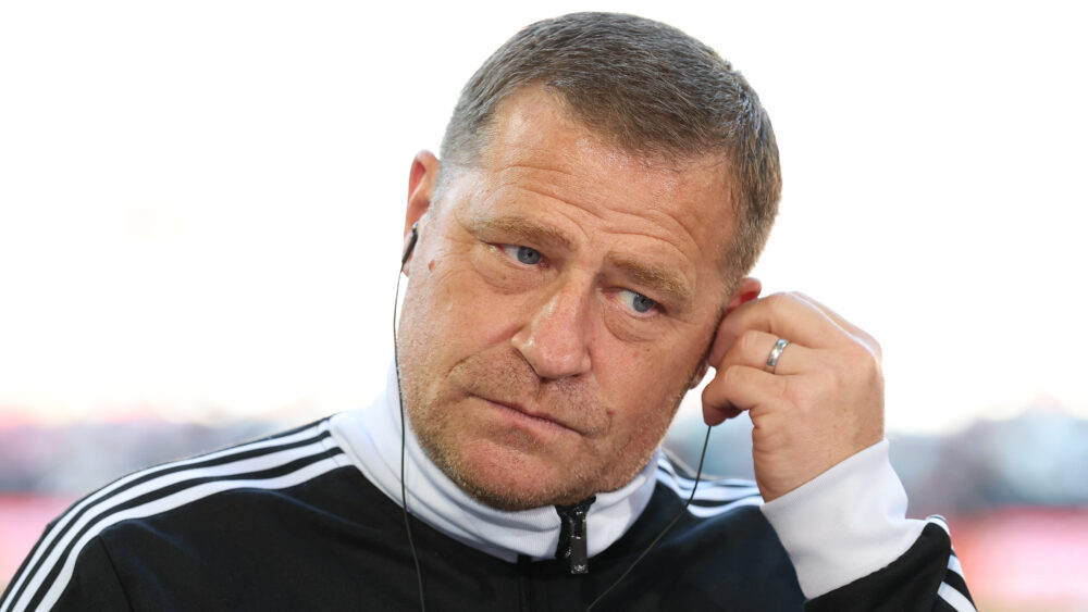 Max Eberl vom FC Bayern München hört aufmerksam zu.