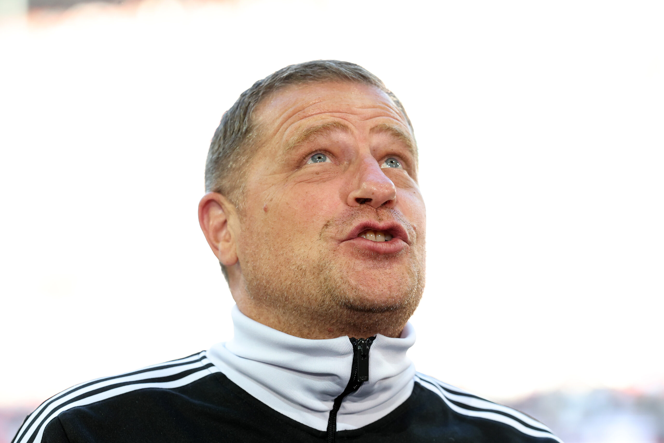 Max Eberl vom FC Bayern München guckt nach oben und sagt irgendetwas.