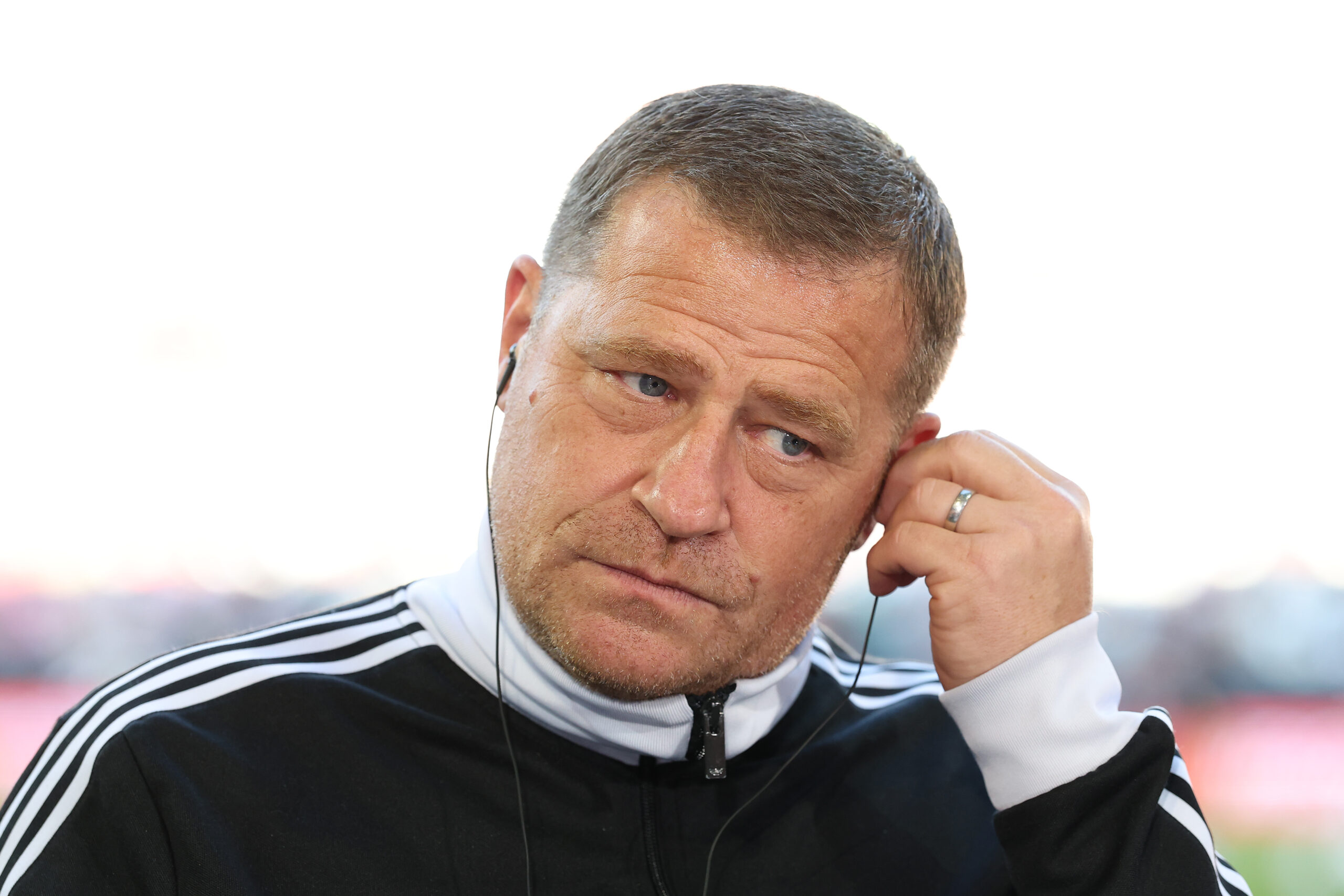 Max Eberl vom FC Bayern München hört aufmerksam zu.