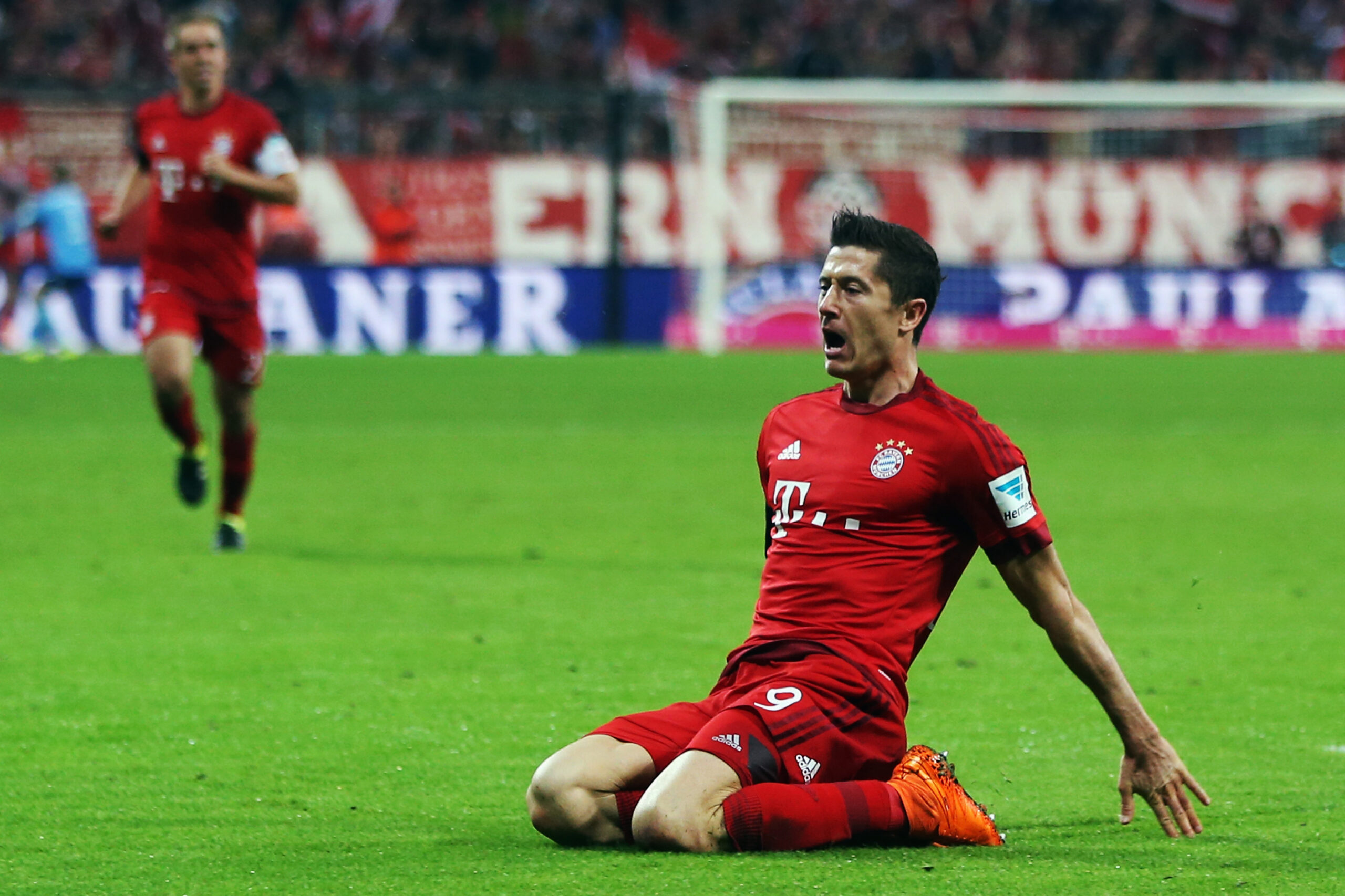 Robert Lewandowski (FC Bayern) feiert eines seiner fünf Tore gegen den VfL Wolfsburg