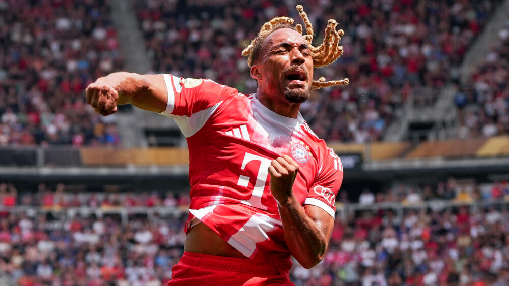 Sacha Boey jubelt im Trikot des FC Bayern.
