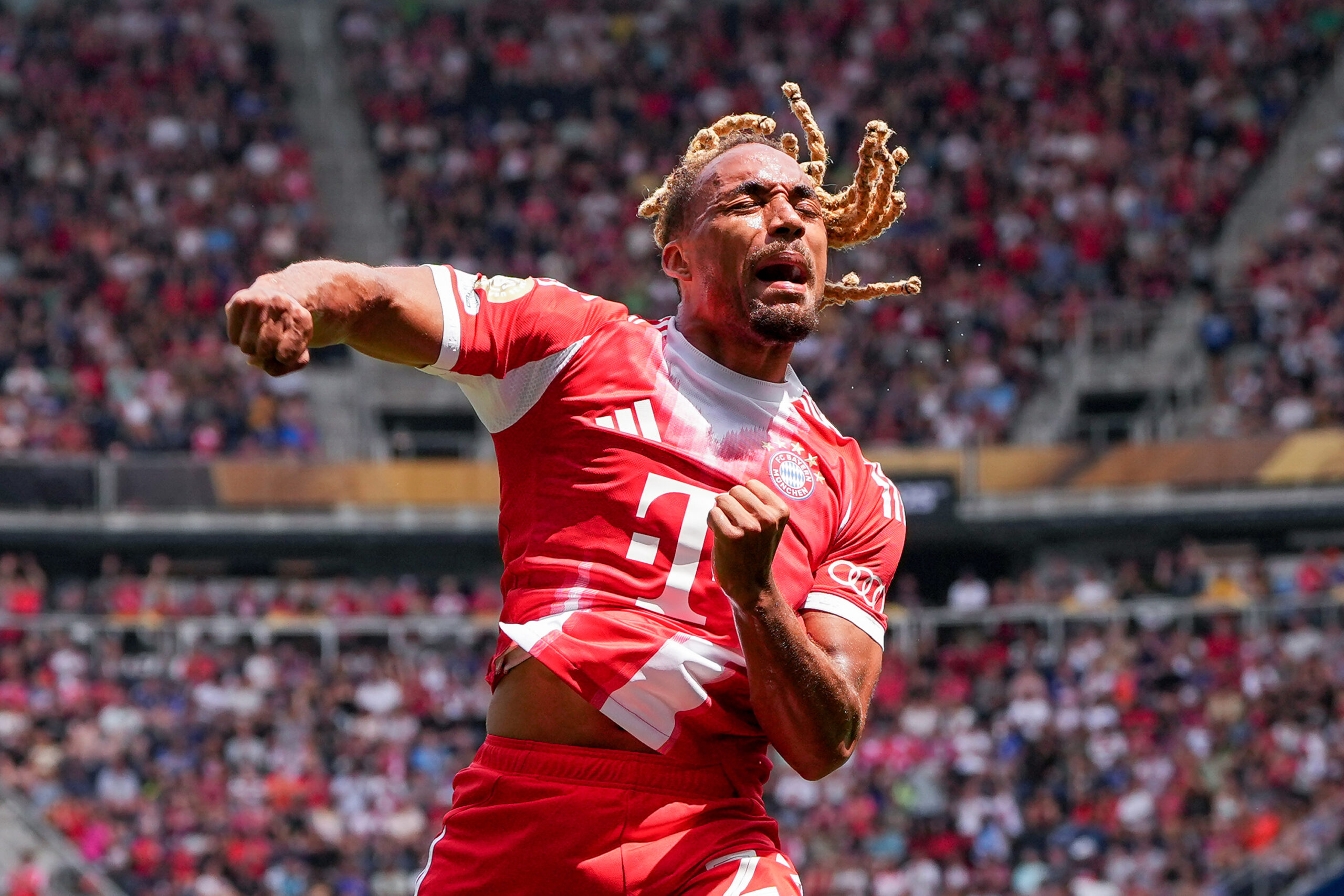 Sacha Boey jubelt im Trikot des FC Bayern.