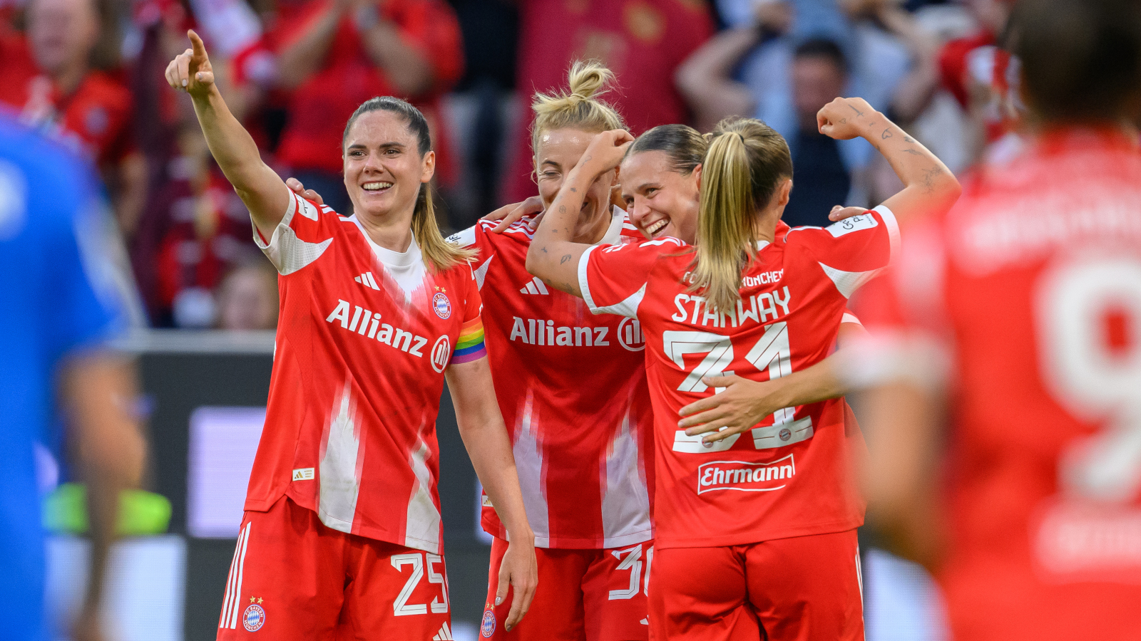Die FC Bayern Frauen jubeln zum Auftakt gegen Bayer Leverkusen.