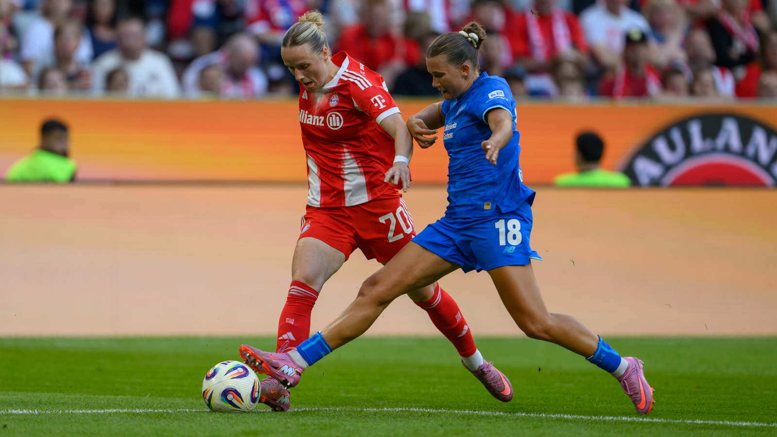Franziska Kett (FC Bayern Frauen) im Zweikampf mit Julia Mickenhagen (Bayer 04 Leverkusen)