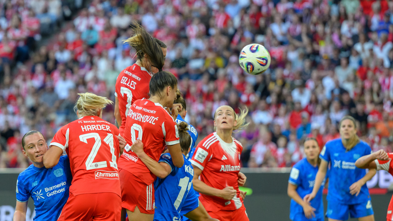 Vanessa Gilles beim Kopfball im Spiel zwischen den FC Bayern Frauen und Bayer Leverkusen.