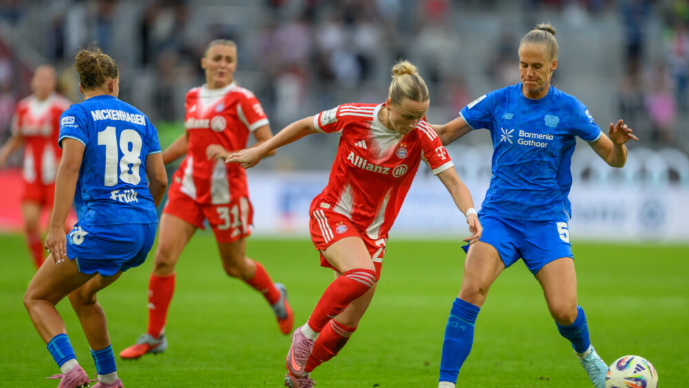 Franziska Kett im Einsatz für die FC Bayern Frauen gegen Leverkusen. Sie läuft hier dem Ball energisch hinterher.